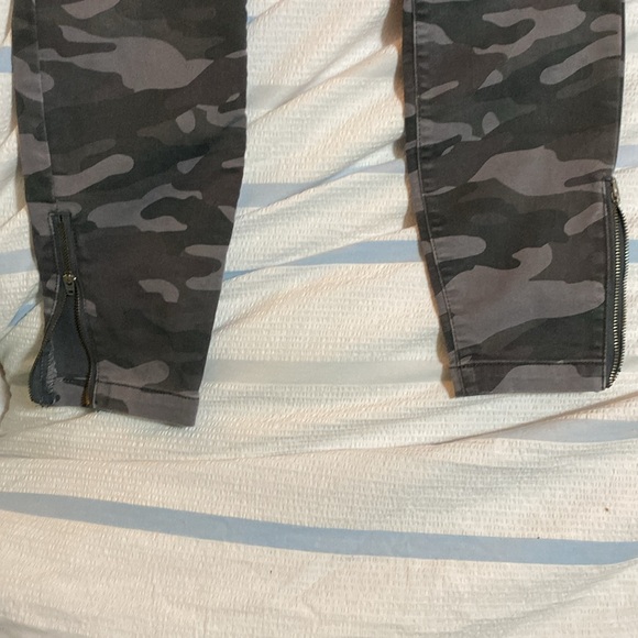 Knox Rose pants size 2 barely worn. Camo pattern , zip ankles & pockets - Picture 3 of 5